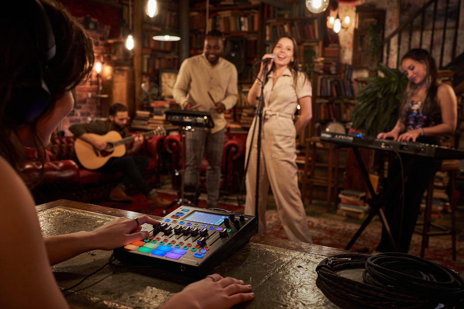 Boss Gigcaster 8 keverőpult a színpadon