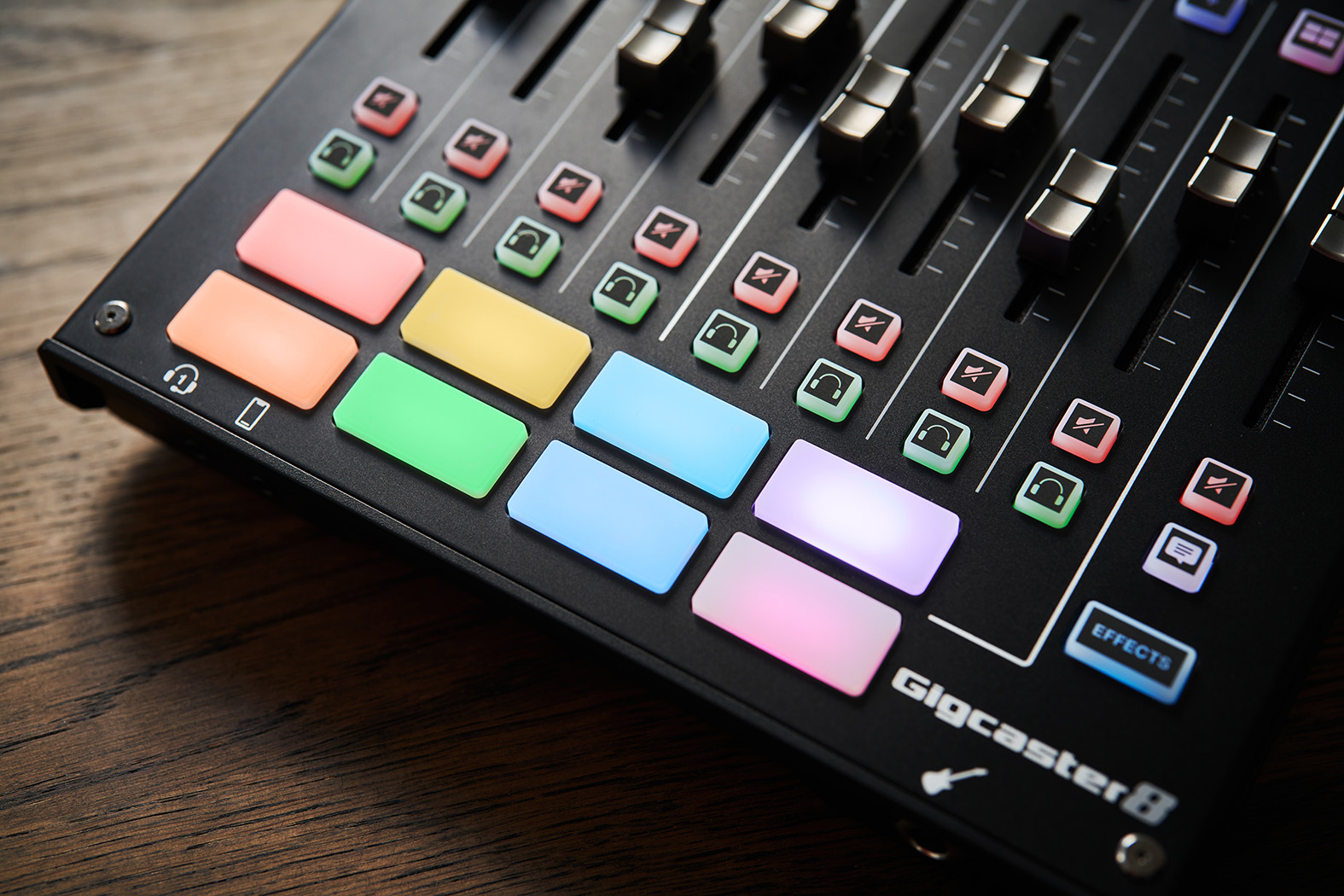 A Boss Gigcaster 8 keverőpult részletei