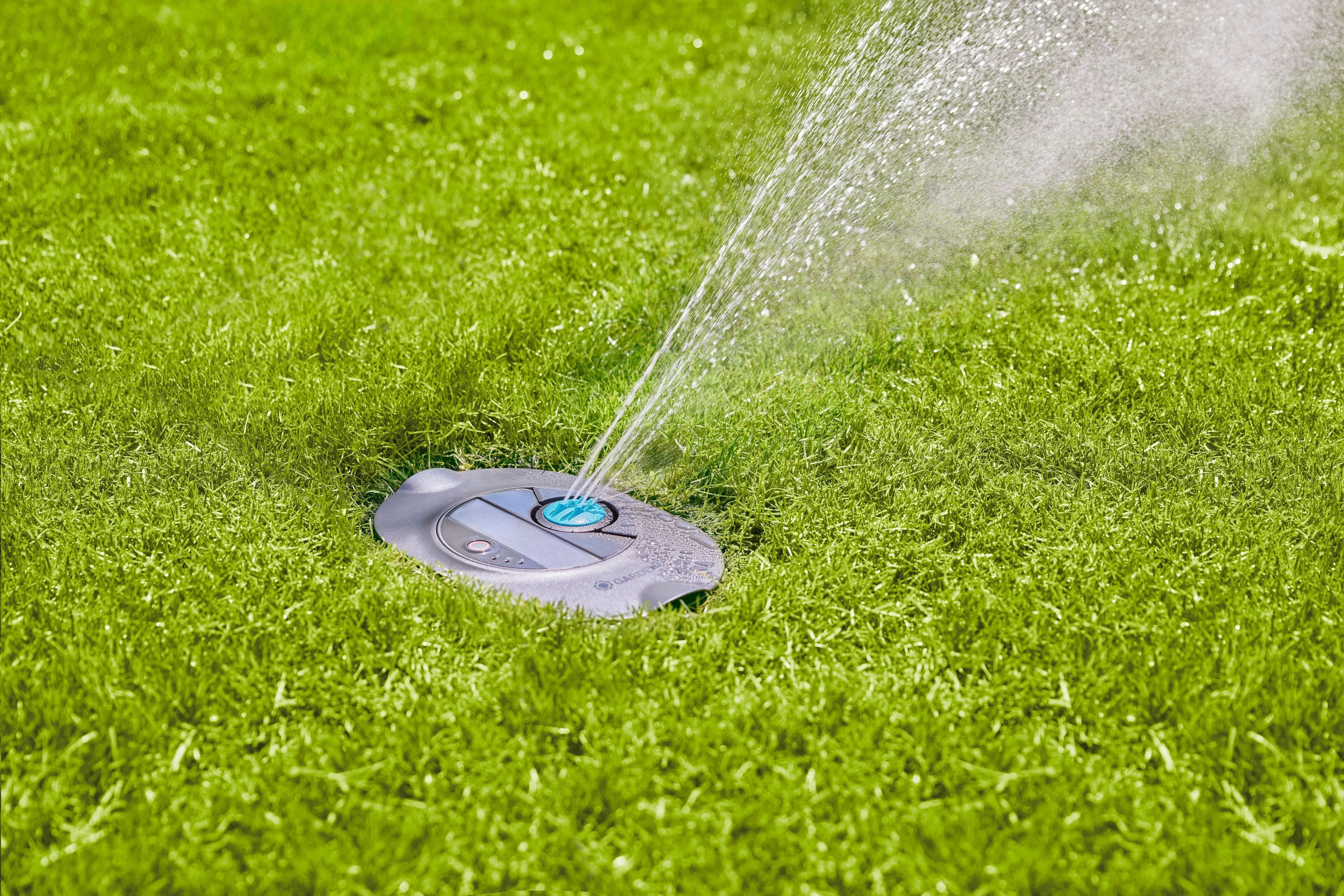 A GARDENA AquaPrecise napelemes öntözőrendszer működés közben