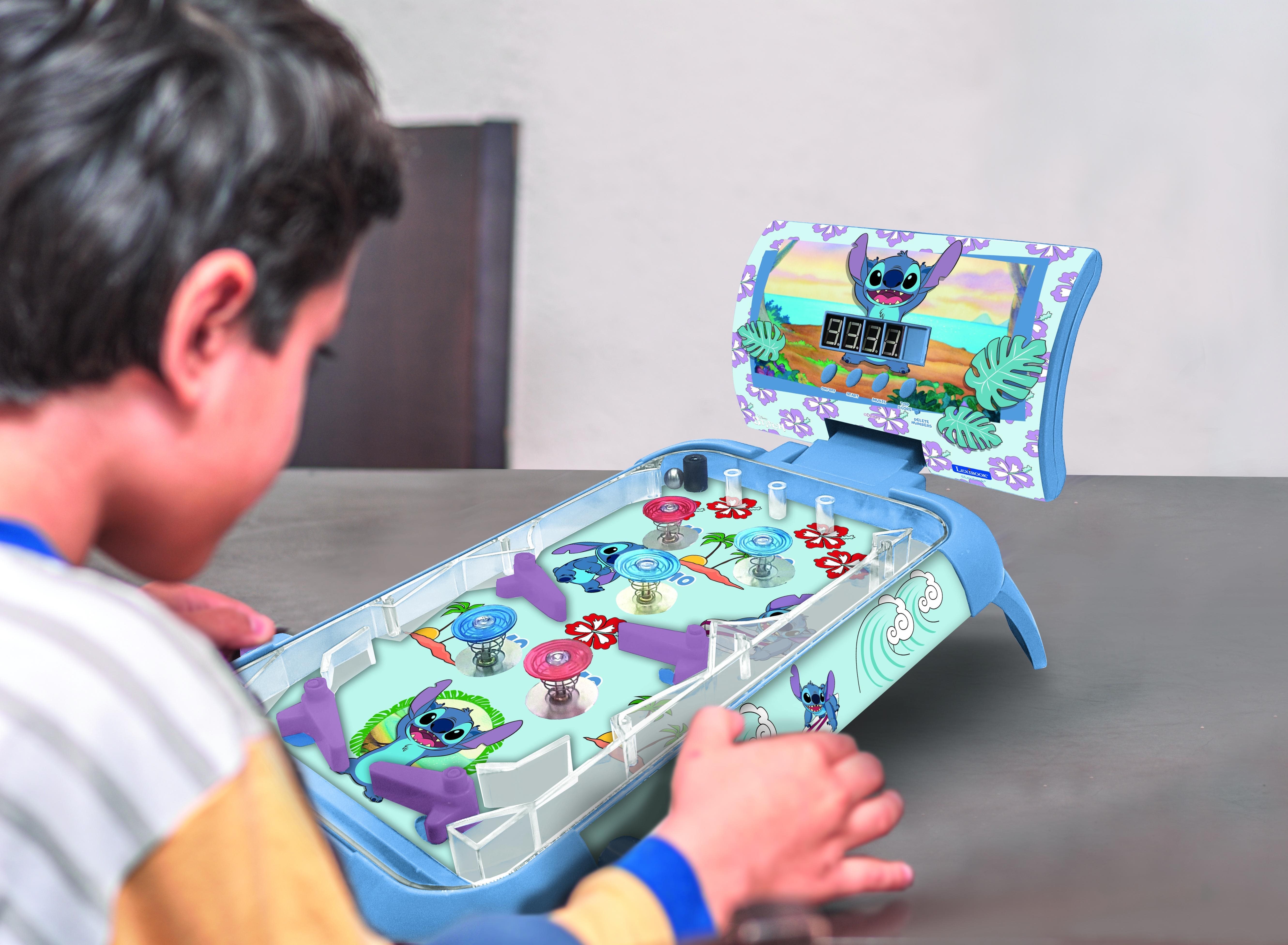 Egy gyermek Lexibook Stitch elektronikus flipperrel játszik.