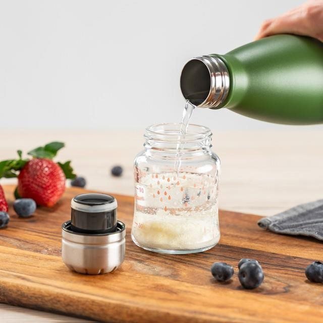Ideális a gyermekételek elkészítéséhez. Ivópalackként is használható. A forralt vizet akár 12 órán keresztül melegen tartja. Rozsdamentes acél: higiénikus, íztelen és törhetetlen. Teljes termosz térfogat: 550 ml; névleges térfogat: 500 ml.  Részletek: - gyermek ételkészítéshez - ivópalackként is használható - akár 12 órán keresztül melegen tartja a vizet - anyaga: rozsdamentes acél, műanyag - teljes térfogat: 550 ml - névleges térfogat: 500 ml készítmény.
