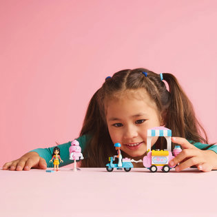 LEGO® Friends Vattacukorárus pult és robogó 42643