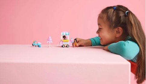 LEGO® Friends Vattacukorárus pult és robogó 42643