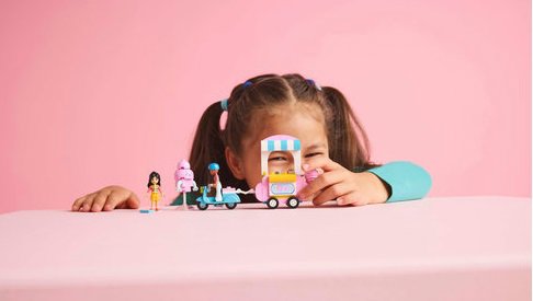 LEGO® Friends Vattacukorárus pult és robogó 42643