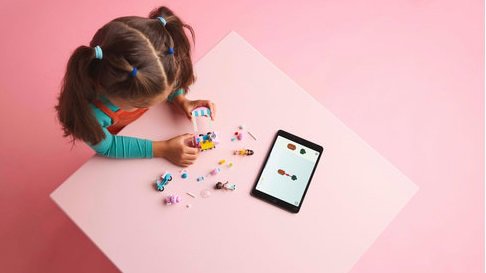 LEGO® Friends Vattacukorárus pult és robogó 42643
