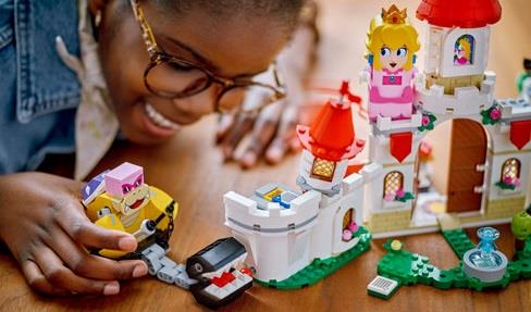 LEGO® Super Mario™ 71435 Csata Roy-jal a Peach Castle-ban