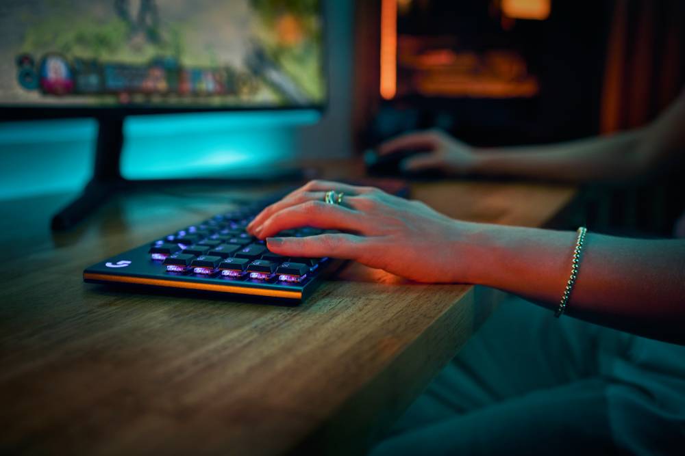 Logitech G915 X LIGHTSPEED gaming billentyűzet