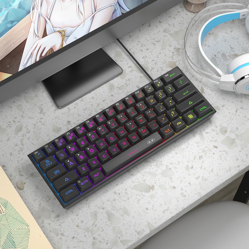 Egy modern és kompakt 60% billentyűzet színes RGB világítással az asztalon