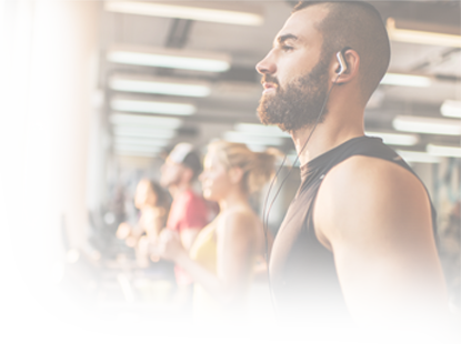 Futó férfi fülkampós fülhallgatóval