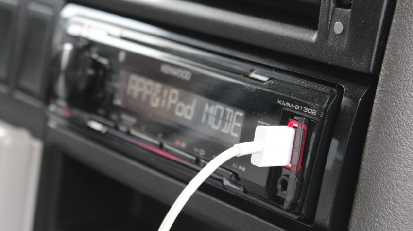 Autórádió USB-kábellel
