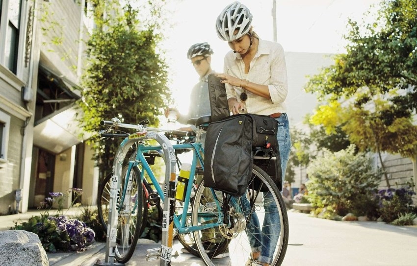 biciklis kiegészítők; tartók, táskák