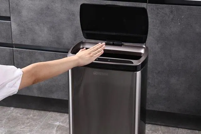 szenzoros szemetes 30 l