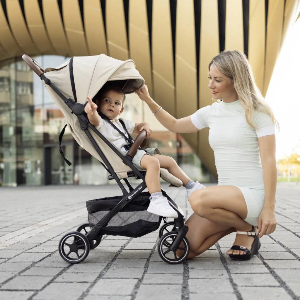 Zöld babakocsi részletközelből