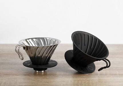 Ezüst és fekete Hario V60 dripper rézből