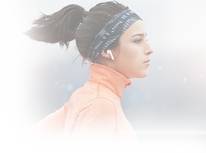 Sportos fejhallgató választási útmutató Futó nő vezeték nélküli fülhallgatókkal