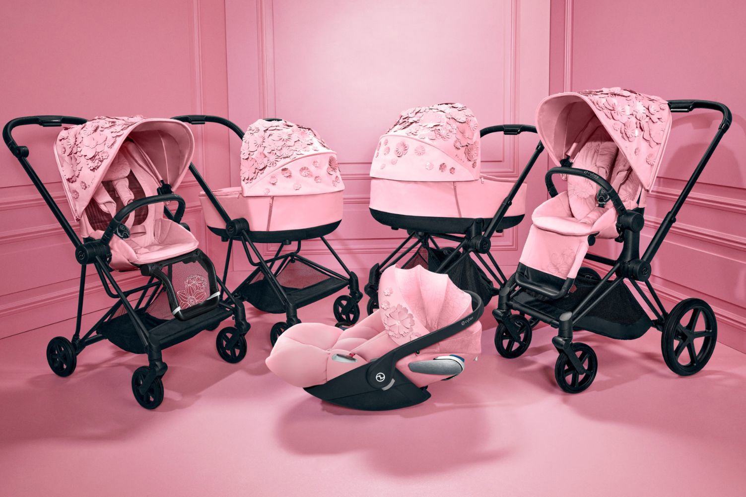 rózsaszín babakocsi