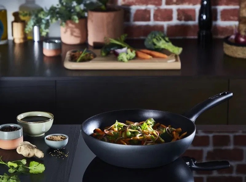 Könnyen kezelhető Tefal wok