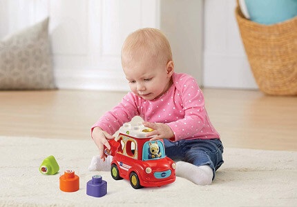 VTech Baby – kisgyerek, aki oktató játékautóval játszik