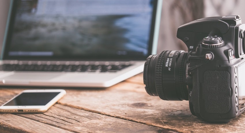 Tükörreflexes fényképezőgép, laptop, iPhone