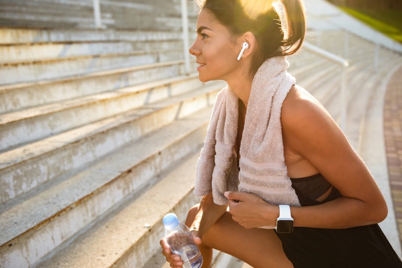 Sportoló Bluetooth fülhallgatóval edzés közben