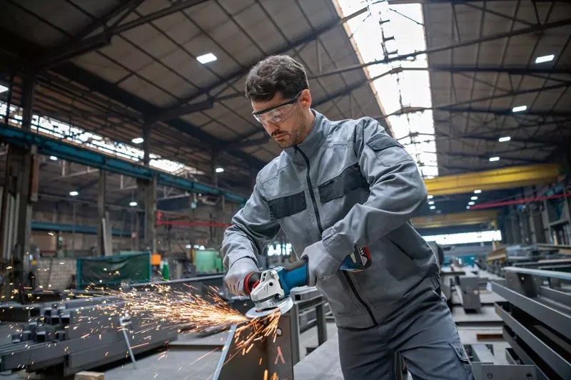 Bosch Professional sarokcsiszoló használat közben műhelyben