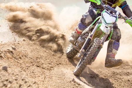 A motocross szemüvegek védik a szemet