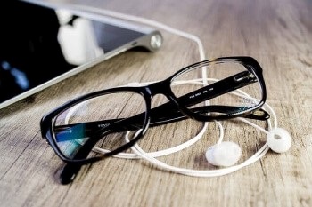 Fekete műanyag dioptriás szemüveg a számítógép előtti olvasáshoz és munkához