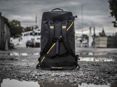 utazótáska pántokkal