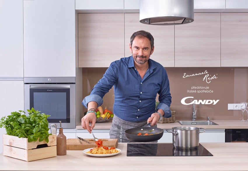 Emanuele Ridi a Candy készülékeket ajánlja