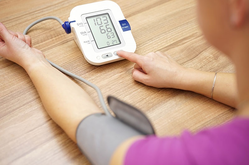 Felkaros vérnyomásmérő helyes használata