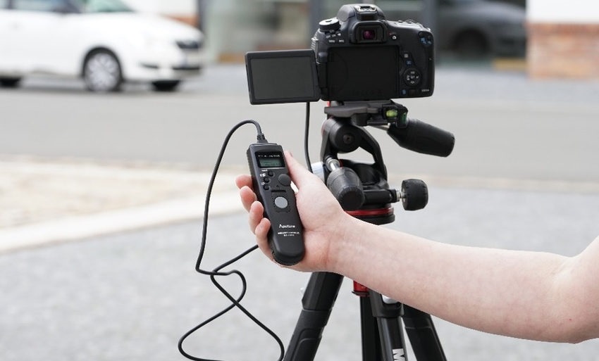 Digitális tükörreflexes fényképezőgép, állvány, távkioldó, ember, autó