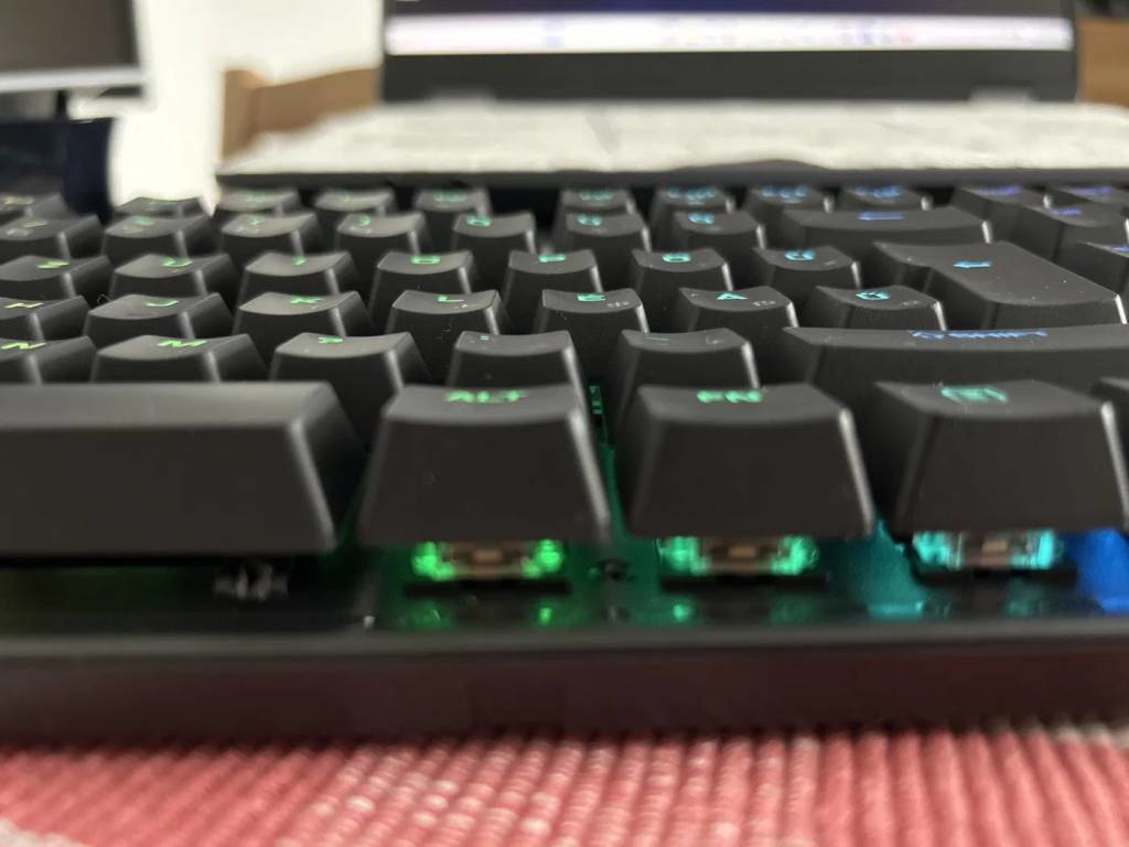 Gamer mechanikus billentyűzet RGB világítással