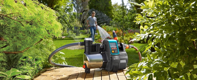 Gardena kerti szivattyú működés közben egy gyönyörű kertben