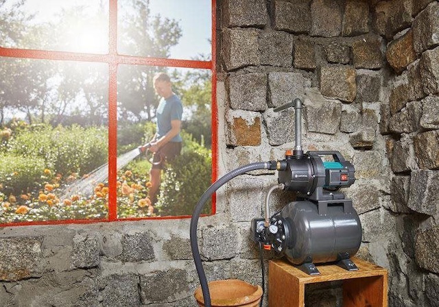 Házi vízmű Gardena és kerti szivattyú rendszer működés közben