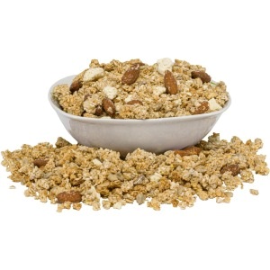 Házi csokoládés granola mandulával és fehér csokoládéval, tálban tálalva