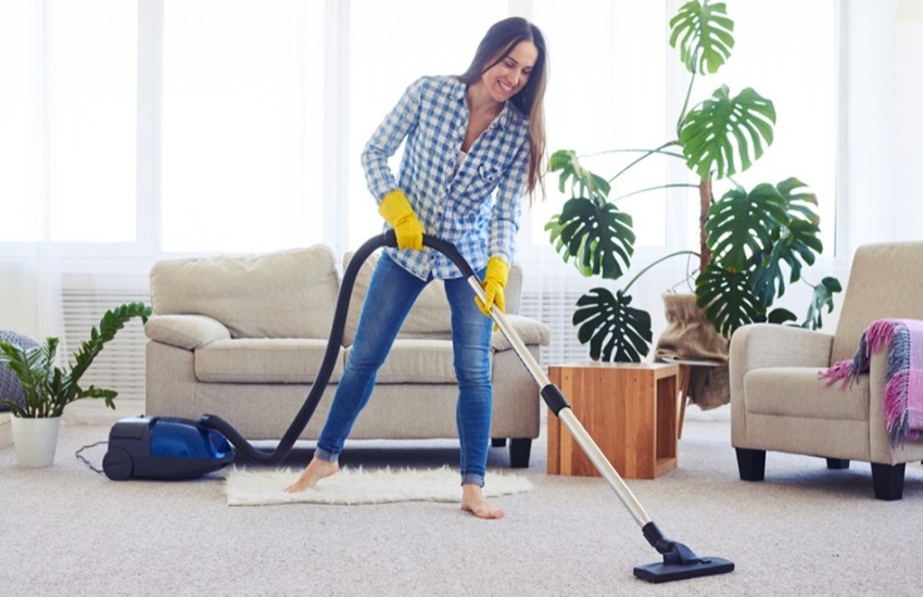 Kávéfolt eltávolítása szőnyegből.