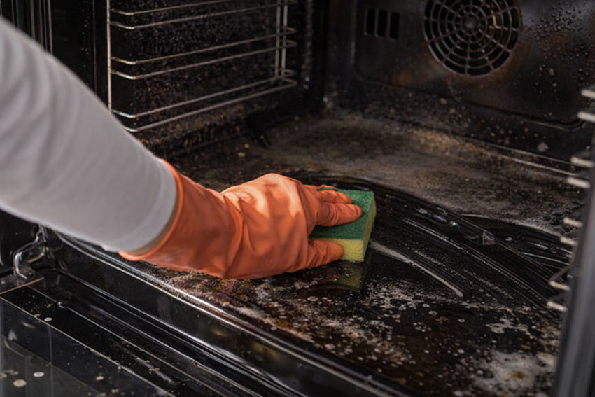 Hogyan tisztítsuk meg a sütőt az odaégett szennyeződésektől?