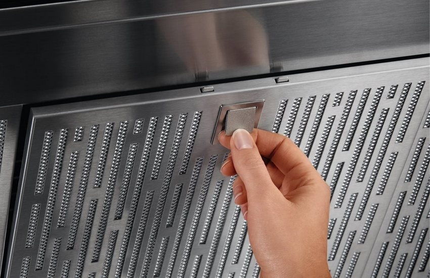 Hogyan helyezzük be a szénszűrőt a páraelszívóba?