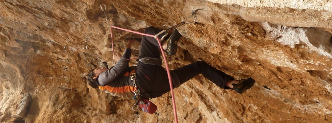 Mielőtt sziklára mennél, gyakorold be a technikákat és a mozdulatokat egy műfalon Sziklamászás