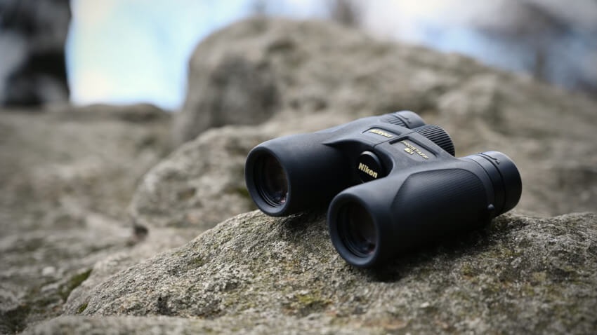 Turista távcső, sziklás táj