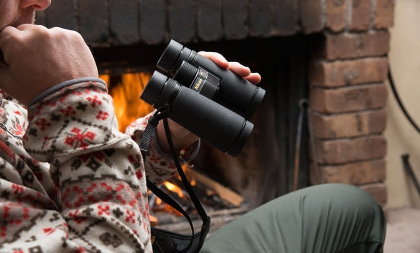 Turista távcső, sziklás táj