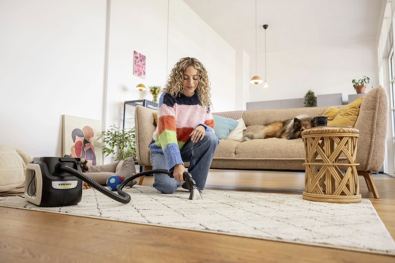 Kärcher kárpittisztító gép használat közben a nappaliban