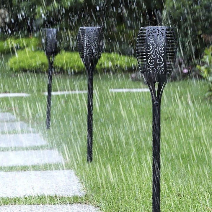 Leszúrható napelemes kerti lámpák a kertben