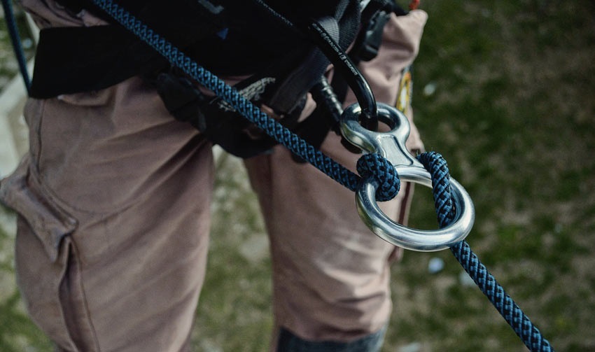 A nyolcast még ma is sok tapasztalt mászó használja, de fontos tudni, hogy léteznek ennél biztonságosabb biztosítóeszközök is Nyolcas ereszkedő