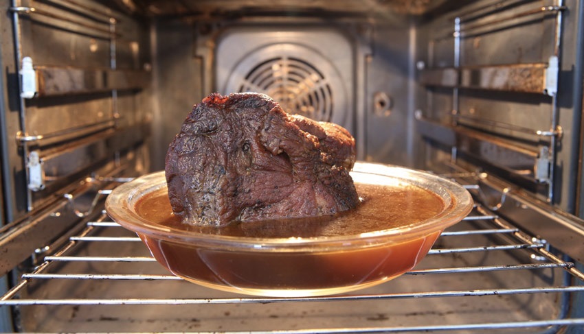 A gőzsütő megtartja a hús szaftosságát, miközben ropogós kérget képez rajta Sült hús gőzsütőben