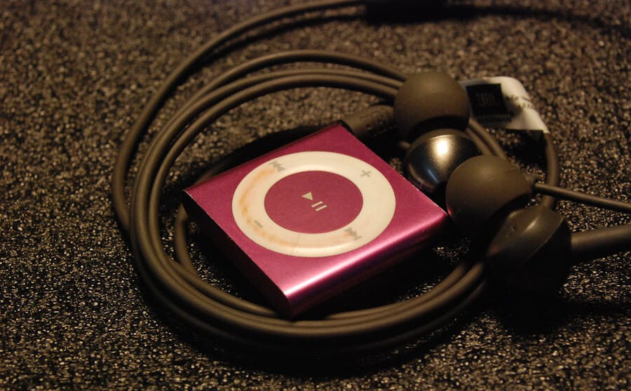 iPod shuffle, fülhallgató, MP3-lejátszó