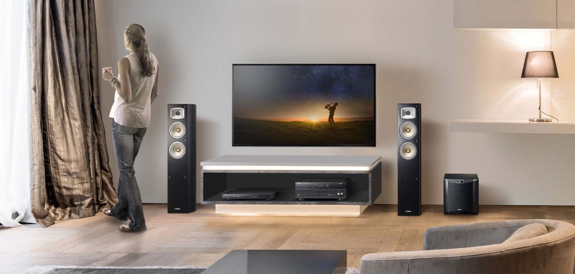 Házi mozi, nő, televízió, fotel, lámpa