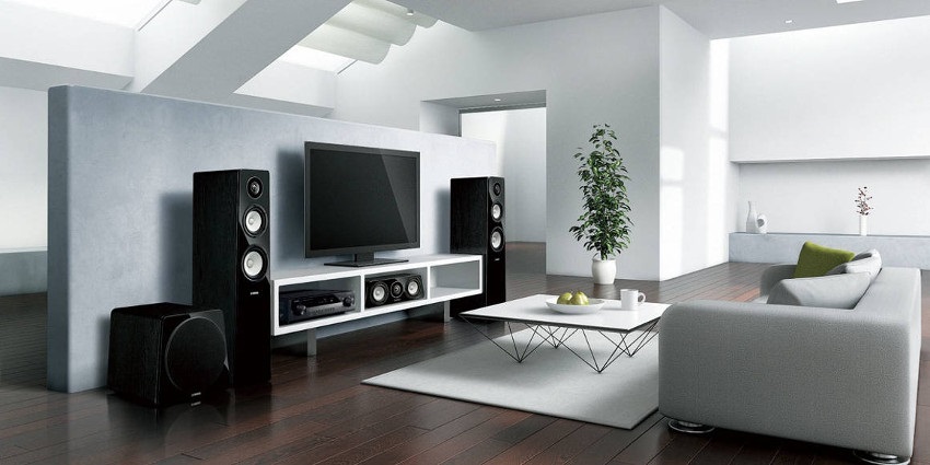 Álló hangfalak, televízió, kanapé, asztal