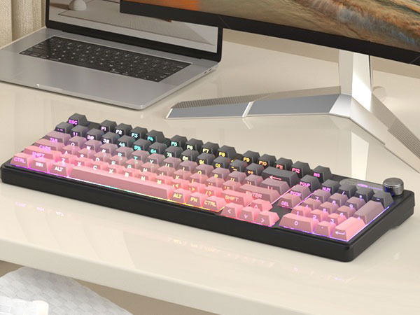 Stílusos rózsaszín billentyűzet az asztalon