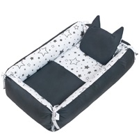 Babafészek takaróval